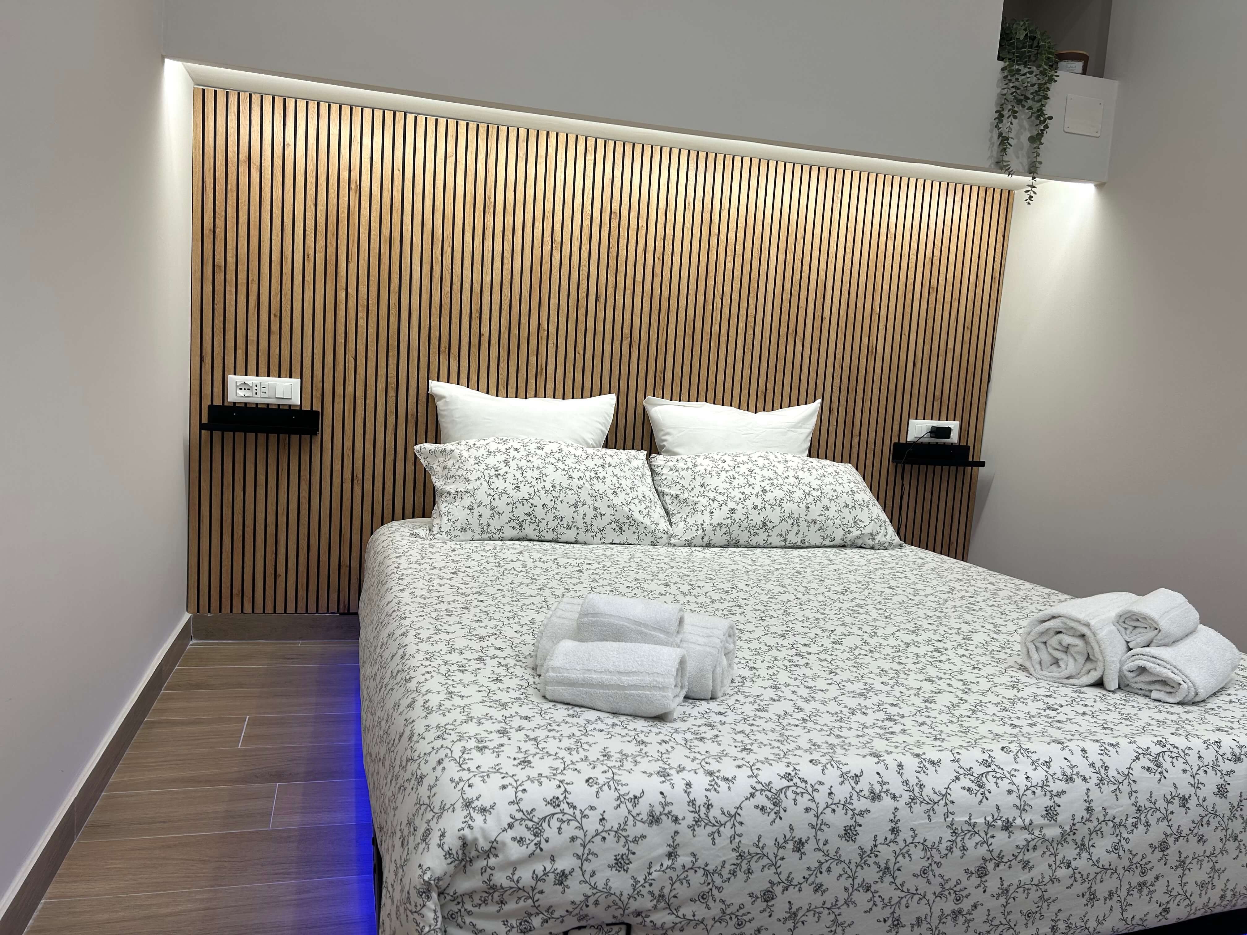 Letto con cuscini e asciugamani piegati